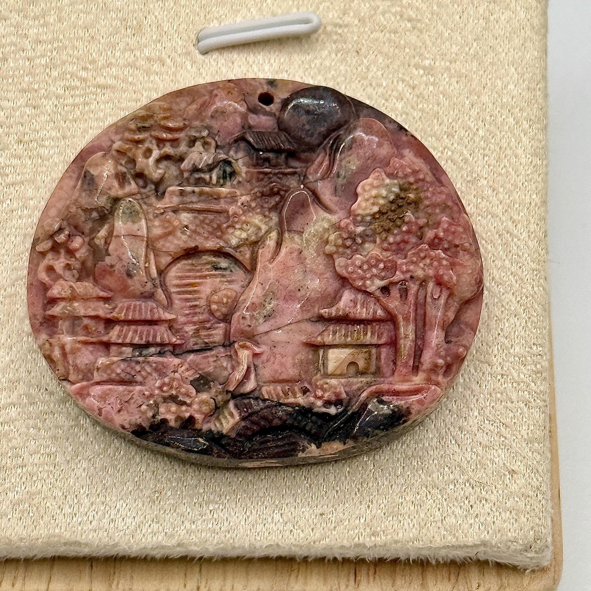 Pendentif en rhodonite sculptée pierre naturelle semi précieuse