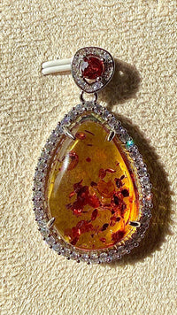 Pendentif en ambre pierre naturelle semi précieuse