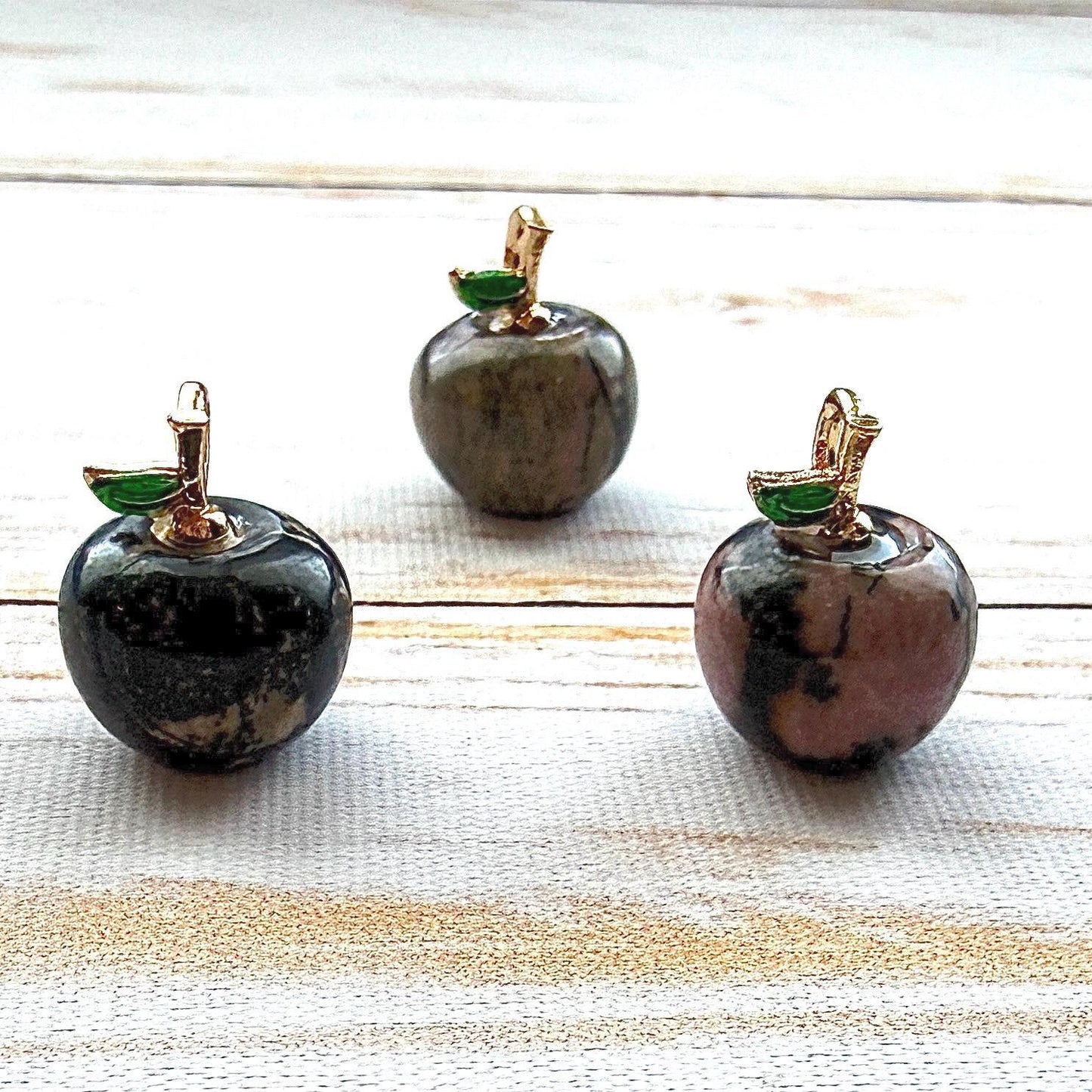 Mini pomme en pierre semi précieuses